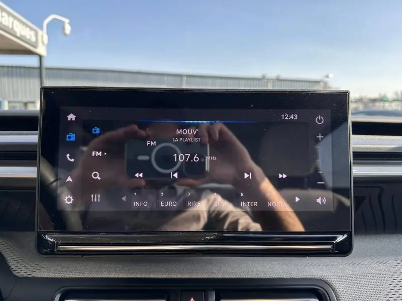 Écran tactile central du système multimédia de la Citroën C3 1.2 Turbo 100ch MAX, affichant une radio FM à 107.6 MHz.