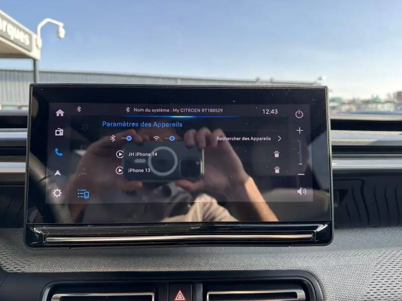Écran tactile central du tableau de bord de la Citroën C3 1.2 Turbo 100ch MAX, affichant les paramètres Bluetooth.