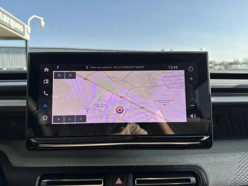 Écran tactile central affichant le GPS cartographique dans l'habitacle d'une Citroën C3 2025, vue frontale.
