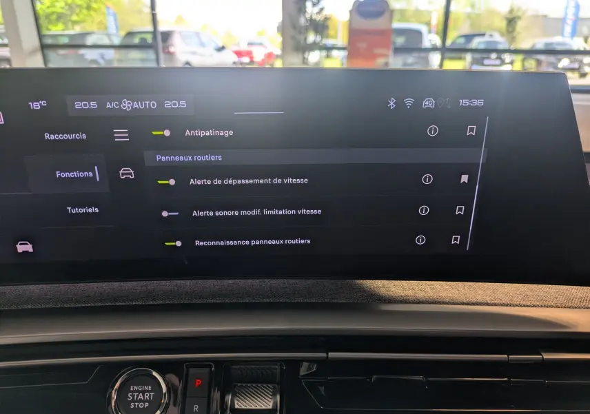 Écran tactile central du Peugeot 5008 Hybrid 145 GT 2025 montrant les réglages d’aide à la conduite, intérieur tissu clair.