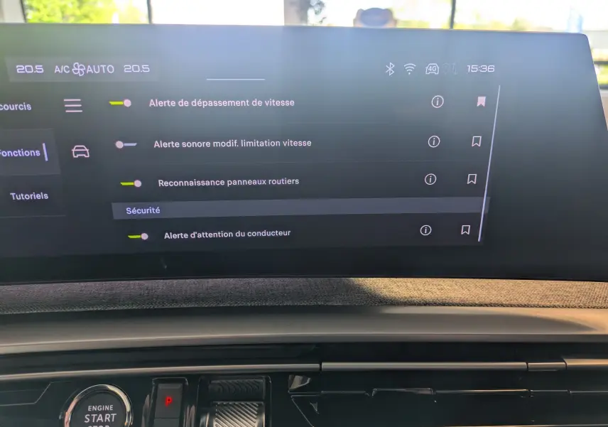 Écran tactile central du Peugeot 5008 Hybrid 145 GT 2025 affichant les alertes de sécurité du conducteur.