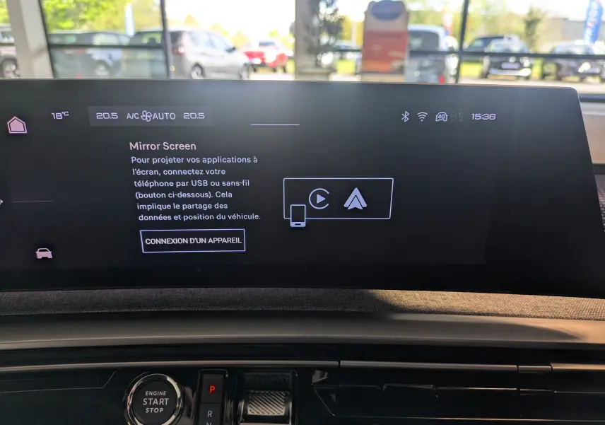 Écran tactile central du Peugeot 5008 Hybrid 145 GT affichant la fonction Mirror Screen en intérieur jour.