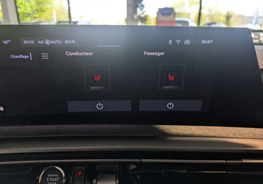 Écran tactile intérieur du Peugeot 5008 Hybrid 2025 montrant les commandes de sièges chauffants conducteur et passager.