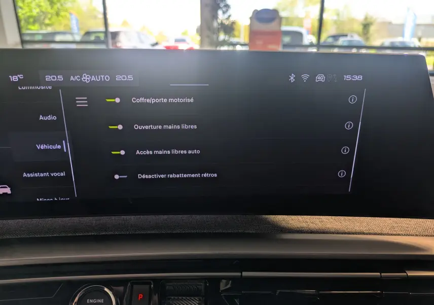 Écran tactile central du Peugeot 5008 Hybrid 145 GT montrant les réglages d’ouverture mains libres et coffre motorisé.