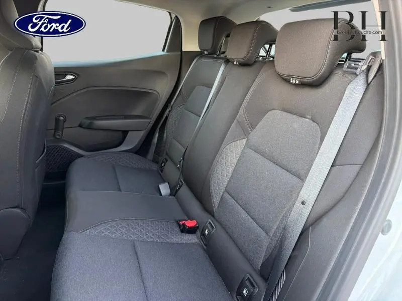 Vue intérieure côté droit de la banquette arrière en tissu noir avec motifs surpiqués d'une Renault Clio blanche 2021.