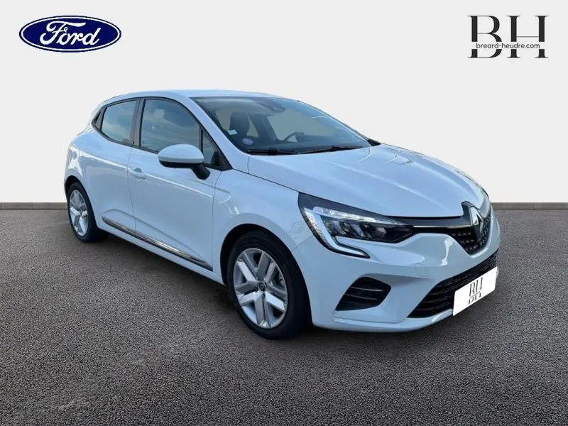 Renault Clio blanche vue 3/4 avant droit, avec phares LED et jantes alliage cinq branches.