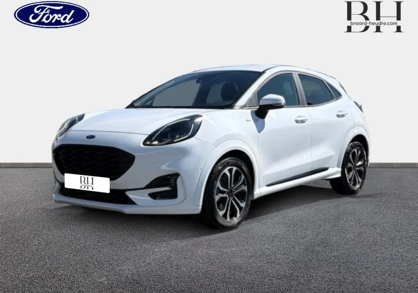 Ford Puma blanc Glacier en 3/4 avant droit, avec jantes alliage noires et vitres arrière surteintées.