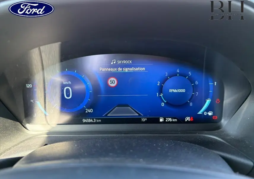 Tableau de bord numérique bleu du Ford Puma 2023 affichant la vitesse, régime moteur et panneau de signalisation 50 km/h.