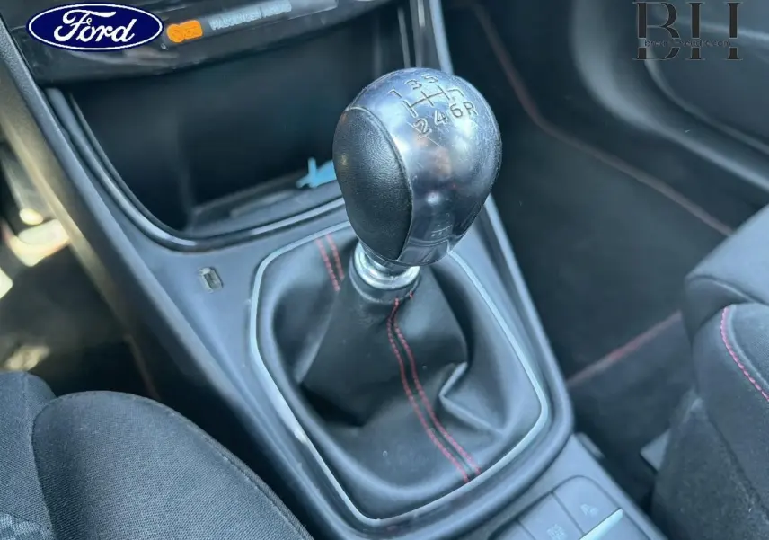 Le levier de vitesses manuel noir avec surpiqûres rouges dans l'habitacle d'une Ford Puma 2023.