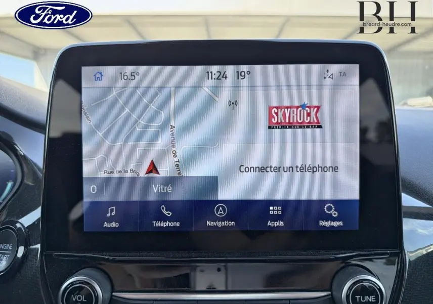 Écran tactile central du Ford Puma 2023 montrant la navigation et les options multimédias, intérieur noir.