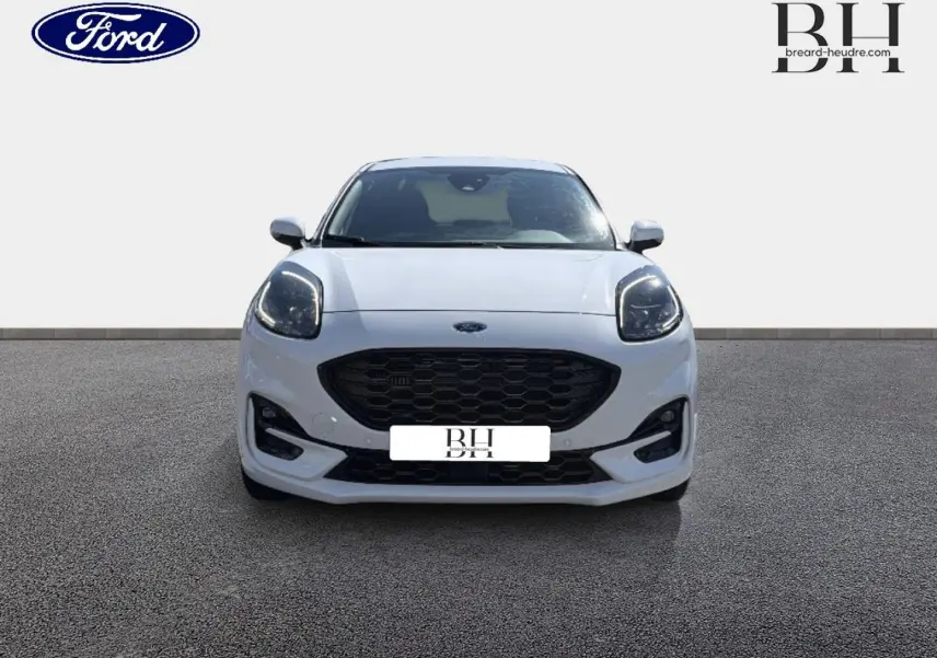 Vue frontale d'une Ford Puma blanche Glacier avec calandre noire et phares LED distinctifs.