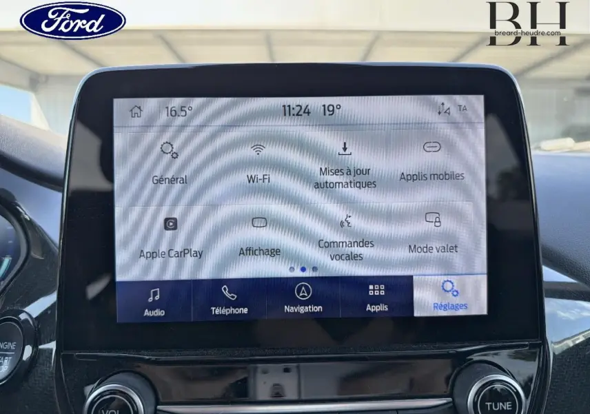 Écran tactile central du Ford Puma 2023 montrant le menu des réglages avec options Wi-Fi et Apple CarPlay.