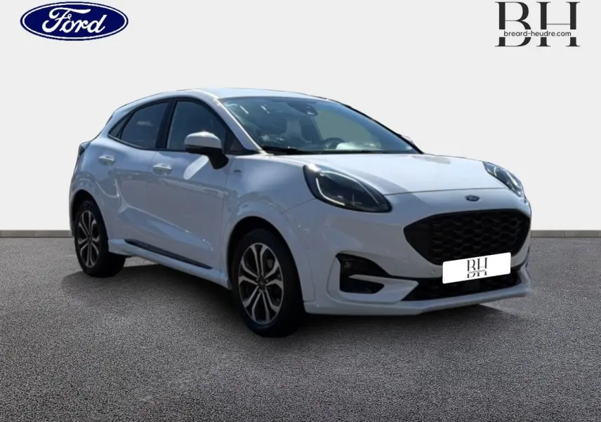 Ford Puma blanc glacier vu en 3/4 avant droit, avec calandre noire et jantes alliage distinctives.