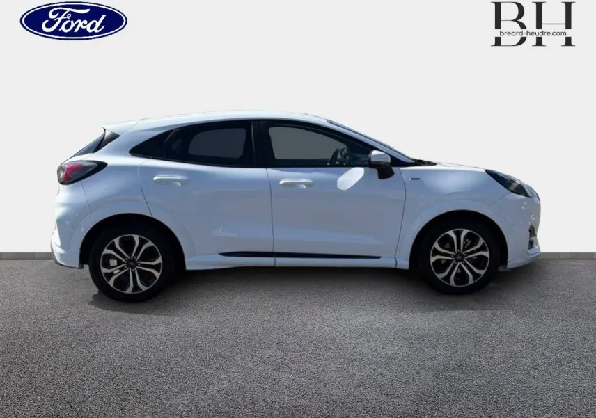 Profil droit du Ford Puma blanc glacier 2023 avec vitres arrière surteintées et jantes alliage noires et argentées.