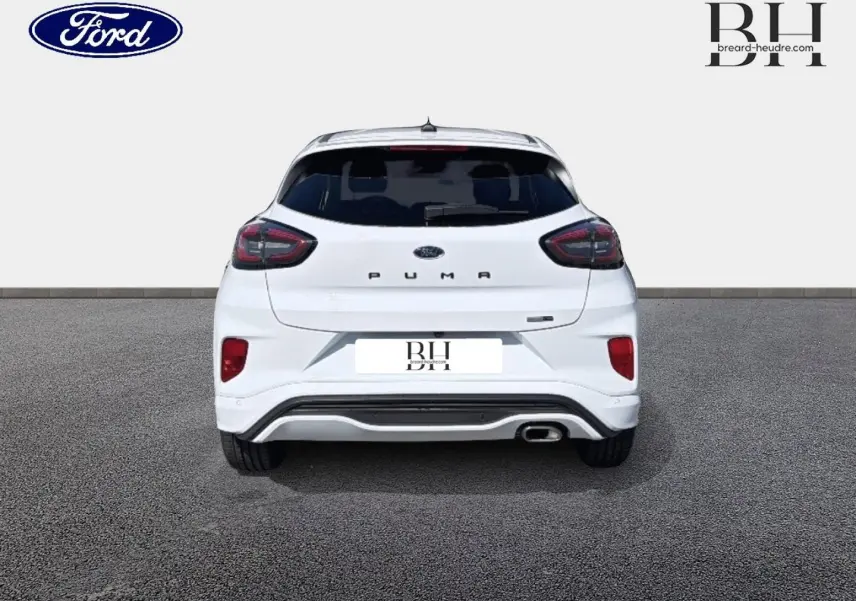 Vue arrière d'une Ford Puma blanche Glacier 2023 avec feux LED et sortie d'échappement chromée visible.