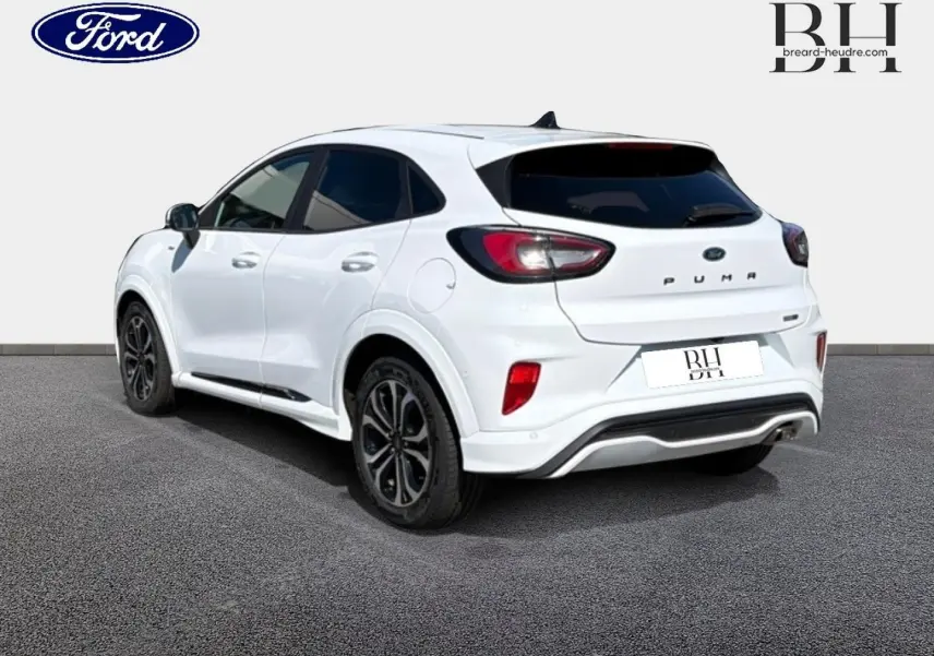 Ford Puma blanc Glacier vu en 3/4 arrière droit, vitres arrière surteintées et jantes alliage noires.