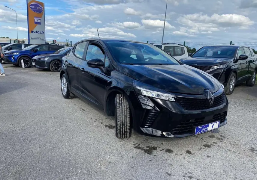 Renault Clio Evolution 2025 noir étoilé vue 3/4 avant avec projecteurs LED et calandre noire brillante.