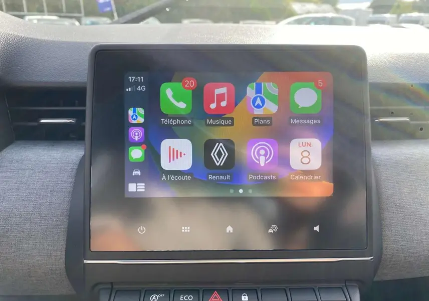 Écran tactile Easy Link 7 pouces de la Renault Clio 2025, affichant les applications Apple CarPlay, intérieur gris et noir.