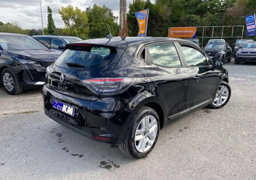 Vue 3/4 arrière droite d'une Renault Clio noire étoilé 2025 avec feux LED et jantes alliage visibles.
