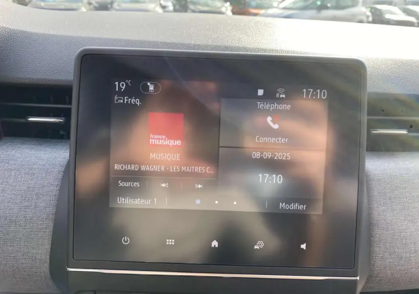 Écran tactile Easy Link 7 pouces de la Renault Clio 2025 affichant radio et options connectivité.
