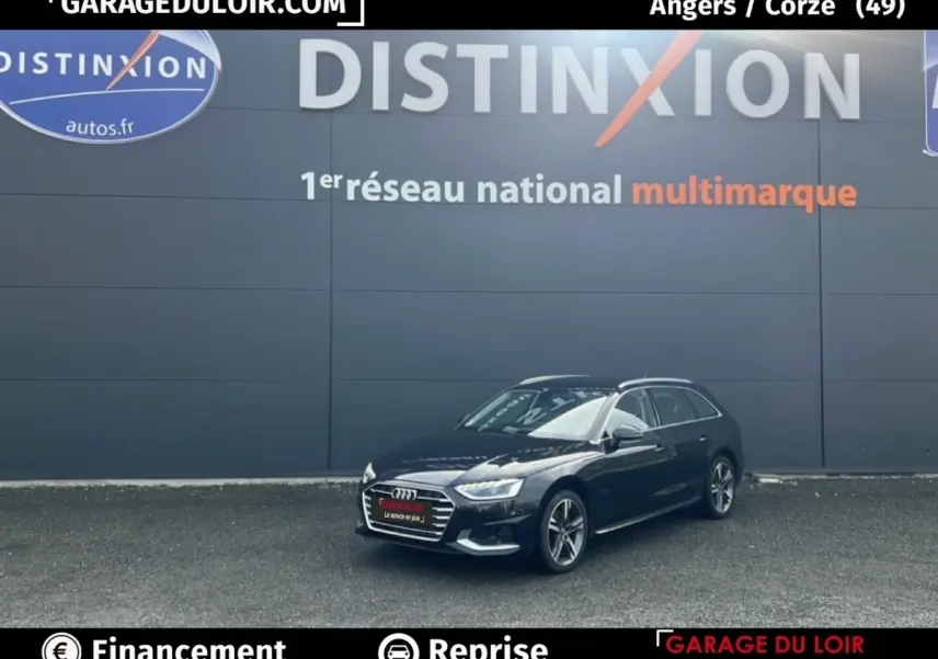 Audi A4 40 TFSI ultra noire vue 3/4 avant droite, stationnée devant un mur gris avec logo Distinxion.