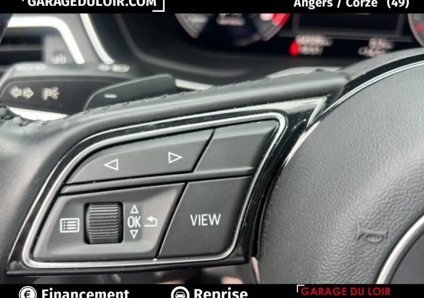 Gros plan sur les commandes multifonctions du volant cuir noir d'une Audi A4 40 TFSI ultra 2020.