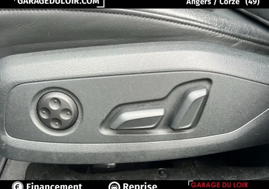 Gros plan sur les commandes électriques du siège conducteur en cuir noir de l'Audi A4 40 TFSI ultra 2020.