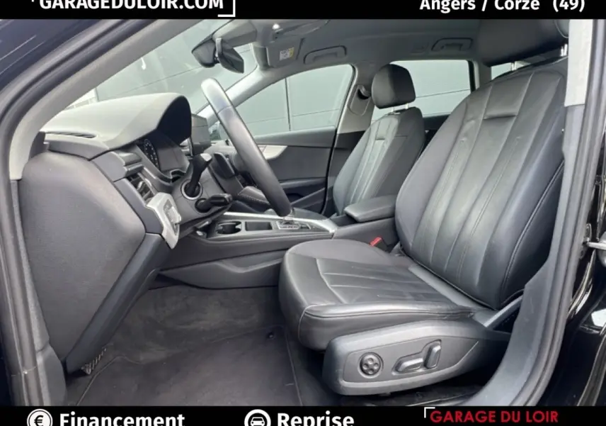 Intérieur avant droit d'une Audi A4 noire 2020, sièges cuir noirs et tableau de bord moderne visible.