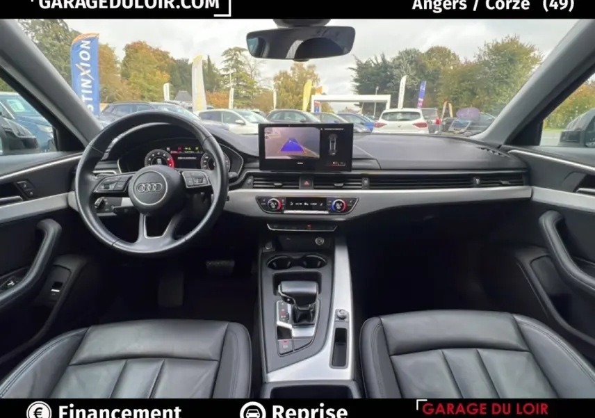 Vue intérieure avant de l'Audi A4 40 TFSI ultra 190 S tronic Avus 2020, tableau de bord noir avec écran tactile central.