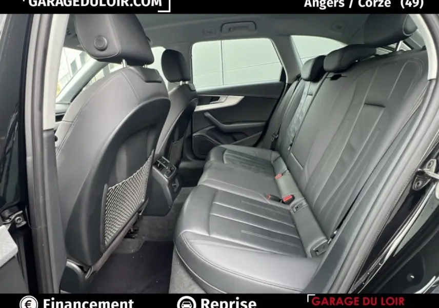 Vue intérieure côté gauche montrant les sièges arrière en cuir noir de l'Audi A4 40 TFSI ultra 2020 avec porte ouverte.