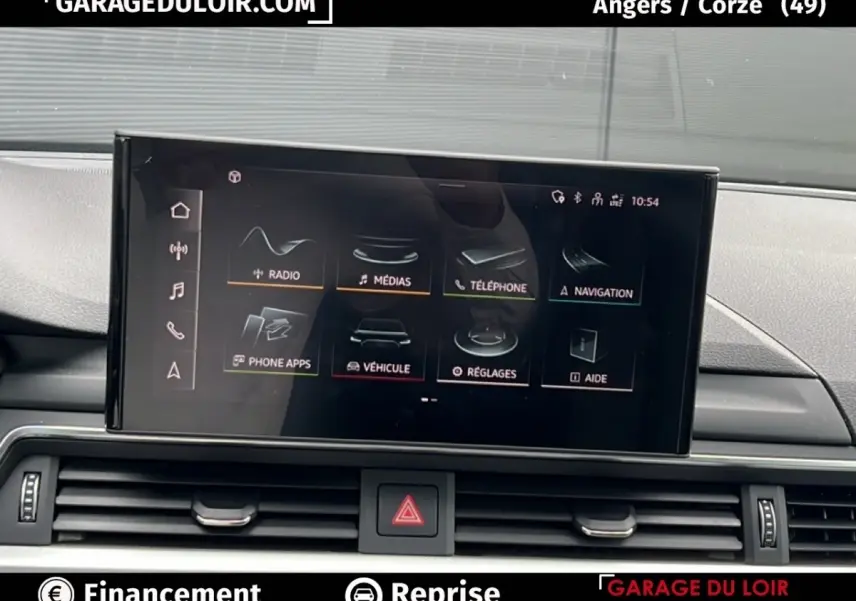 Écran tactile central de l’Audi A4 40 TFSI ultra 190 S tronic Avus 2020, affichage multimédia et navigation.