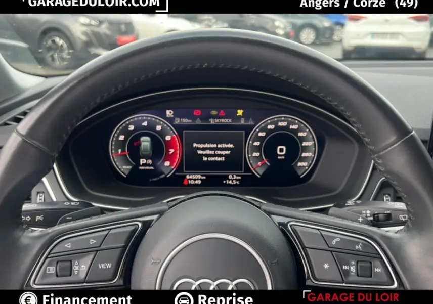 Vue intérieure centrée sur le tableau de bord numérique et le volant cuir noir d'une Audi A4 40 TFSI 2020.