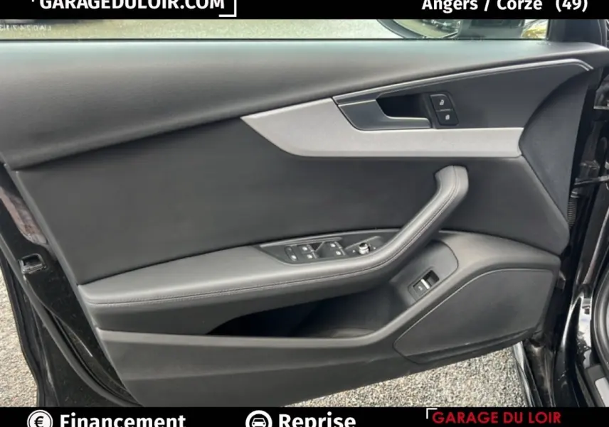 Vue rapprochée de la porte avant gauche noire d’une Audi A4 40 TFSI ultra avec commandes de vitres et verrouillage.