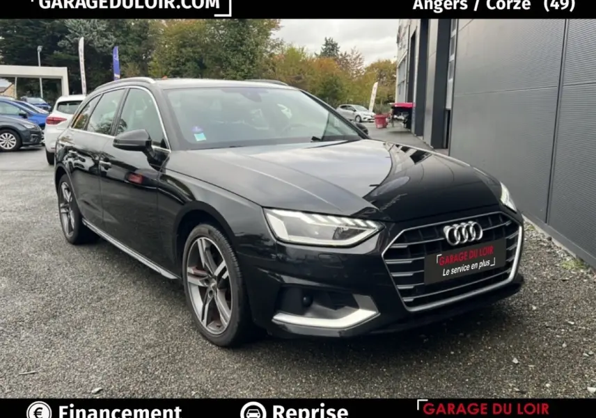 Audi A4 40 TFSI ultra noir vue 3/4 avant droit, avec calandre hexagonale et jantes alliage distinctives.