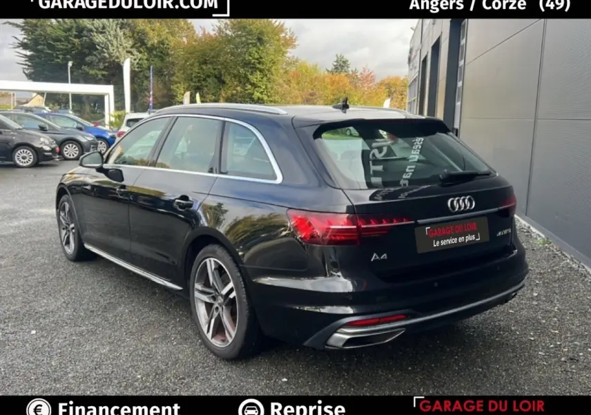 Audi A4 40 TFSI ultra noire vue 3/4 arrière droit, break avec feux arrière LED et jantes alliage.