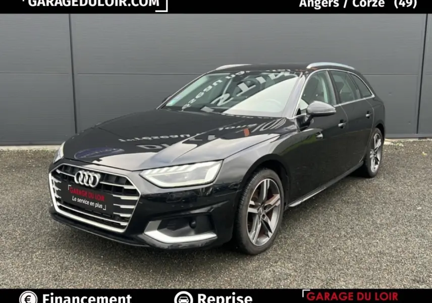 Audi A4 40 TFSI ultra 190 S tronic Avus noire vue 3/4 avant droit, avec calandre chromée et jantes alliage.