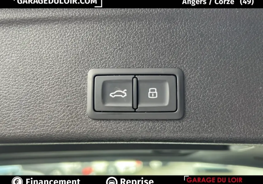 Gros plan sur les boutons d'ouverture du coffre et de verrouillage, intérieur noir de l'Audi A4 40 TFSI ultra 2020.
