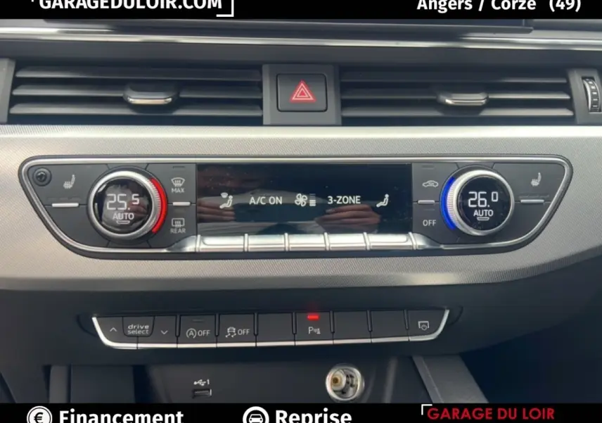 Vue rapprochée du tableau de bord de l’Audi A4 40 TFSI noir, mettant en valeur la climatisation automatique 3 zones et les commandes tactiles.