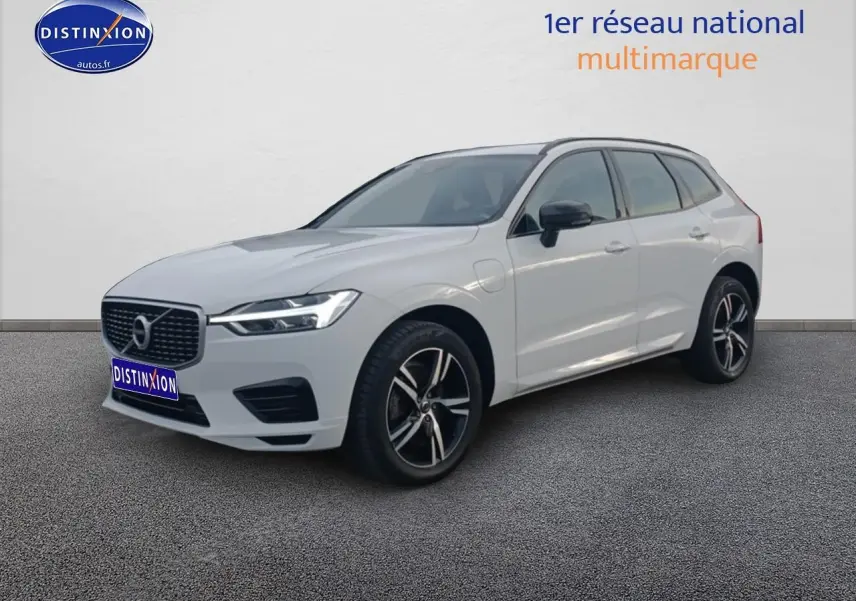 Vue 3/4 avant droit d'un Volvo XC60 blanc avec jantes alliage et calandre chromée sur fond neutre.