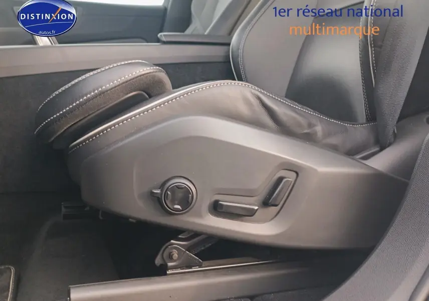 Gros plan sur les commandes électriques du siège conducteur en cuir noir du Volvo XC60 blanc, version R-Design.