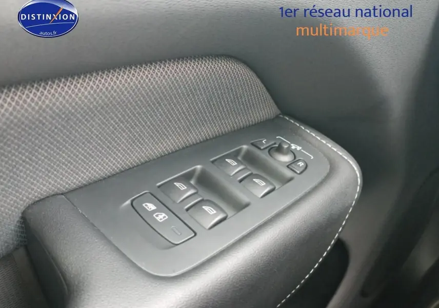 Gros plan sur les commandes de lève-vitres et rétroviseurs côté conducteur du Volvo XC60 blanc 2021.