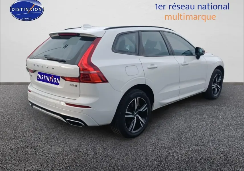 Vue 3/4 arrière droite d'un Volvo XC60 blanc avec feux arrière LED et jantes alliage noires.