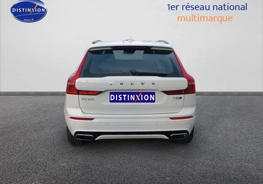 Vue arrière d'un Volvo XC60 blanc avec double sortie d'échappement et feux arrière LED distinctifs.