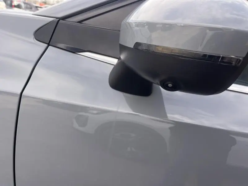 Gros plan sur le rétroviseur côté gauche gris argile avec caméra intégrée du Nissan Qashqai 1.3 Mild Hybrid 2022.