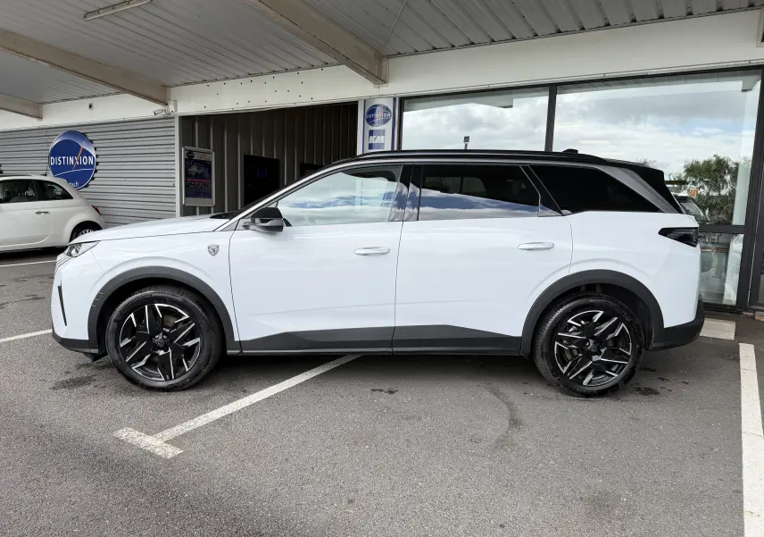 Peugeot 5008 Hybrid 145 GT blanc Okenite avec toit noir, vue de profil côté gauche, jantes alliage noires 19 pouces.