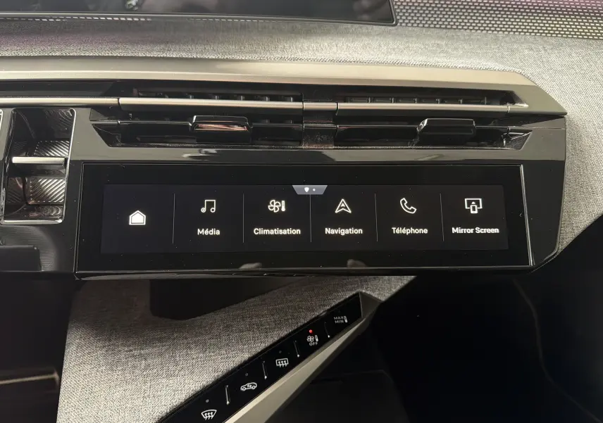 Vue rapprochée de l’écran tactile central et de la console avec commandes tactiles du Peugeot 5008 Hybrid blanc, intérieur gris.