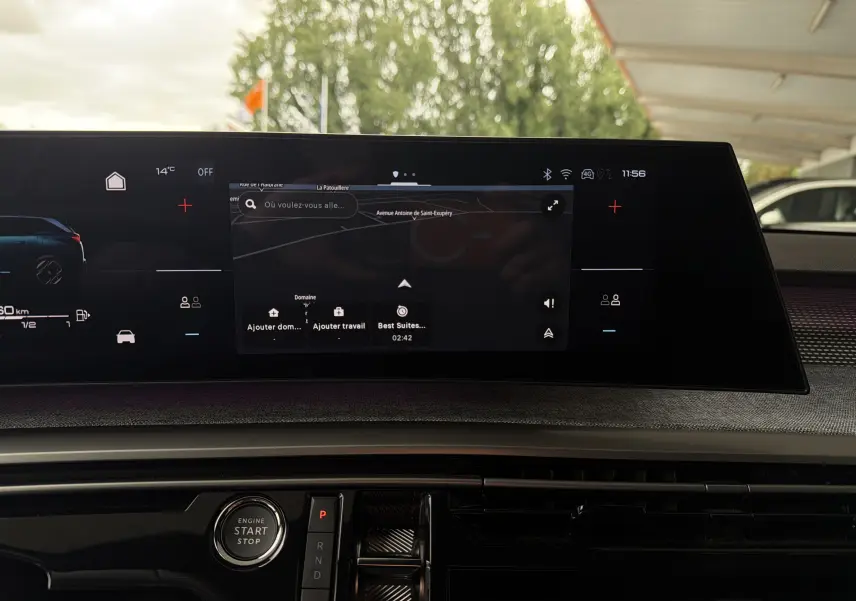 Vue rapprochée de l’écran tactile central du Peugeot 5008 Hybrid 145 e-DCS6 GT 2025 avec navigation affichée.