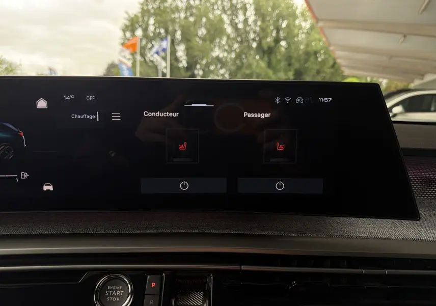 Écran tactile central du Peugeot 5008 Hybrid 145 GT montrant les commandes de sièges chauffants conducteur et passager.