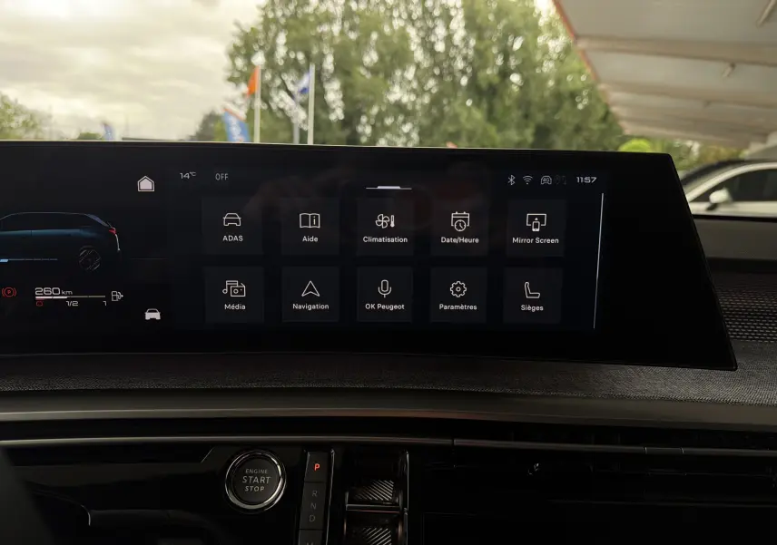Écran tactile central du Peugeot 5008 Hybrid GT 2025, affichant les menus de climatisation et navigation, intérieur moderne.