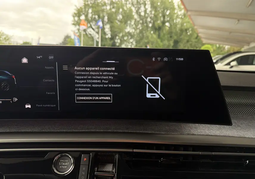 Écran tactile central du Peugeot 5008 Hybrid 145 GT 2025, affichant la connexion d’appareil, intérieur moderne.